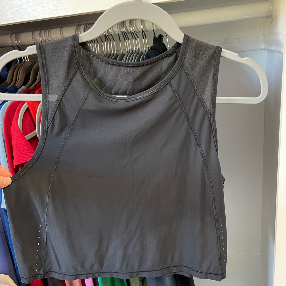 Lululemon cropped tank, size 4, never worn.